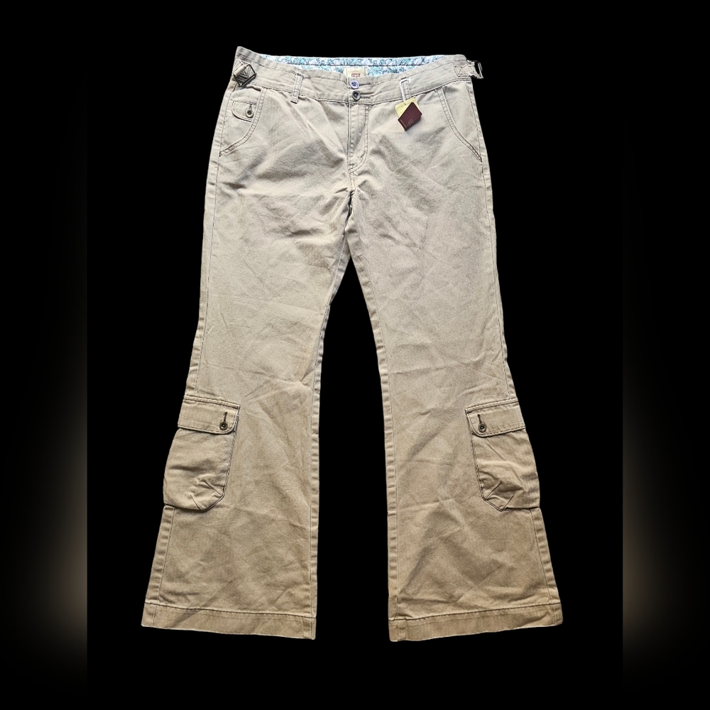 NwT Levi's sand color chaki beige flare pockets on a bottom‎ pants size 12 M